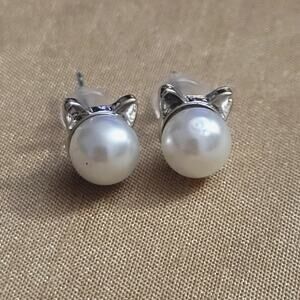 Faux pearl cat shaped post earrings